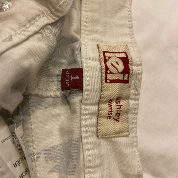 White shorts with blue stripes - Picture 3 of 3